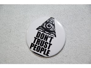 BUTTON DON'T TRUST PEOPLE 002